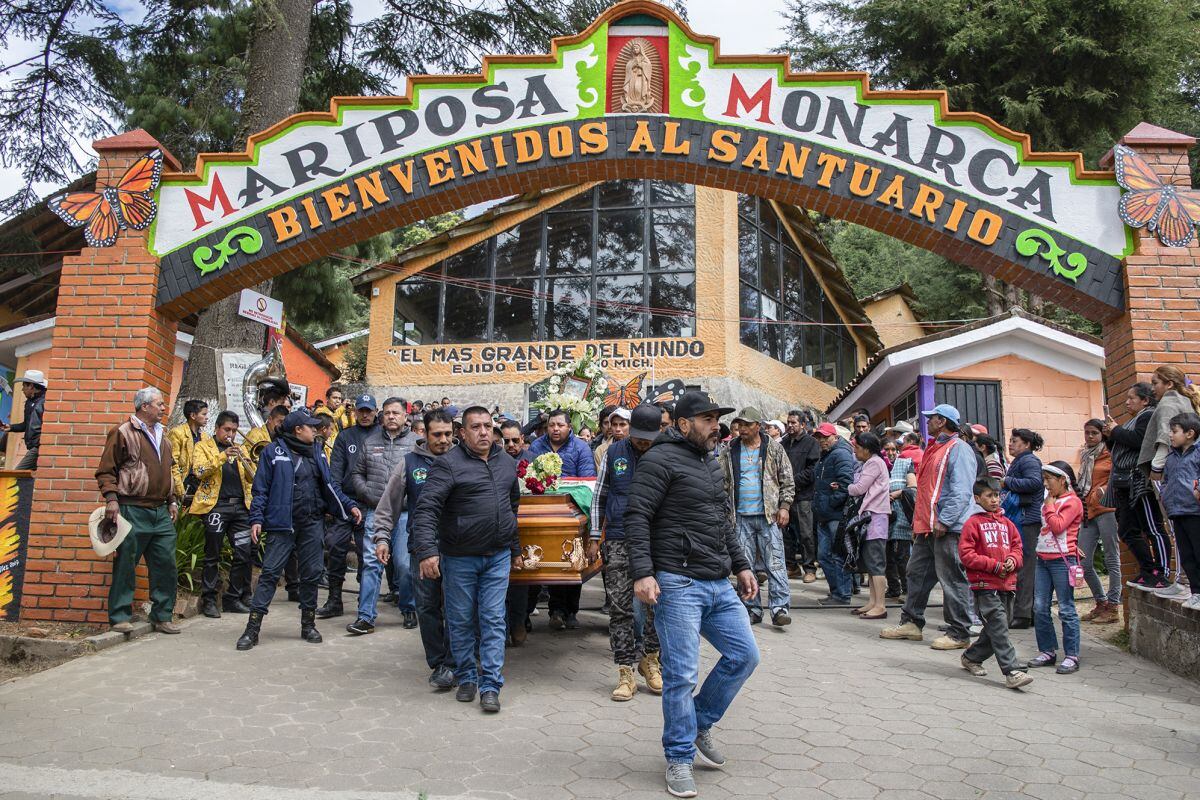 La gente carga el ataúd con los restos del ambientalista mexicano Homero Gómez, durante su procesión fúnebre en la aldea de El Rosario, municipio de Ocampo, estado de Michoacán, México, el 30 de enero de 2020 (Foto: Enrique Castro / AFP)