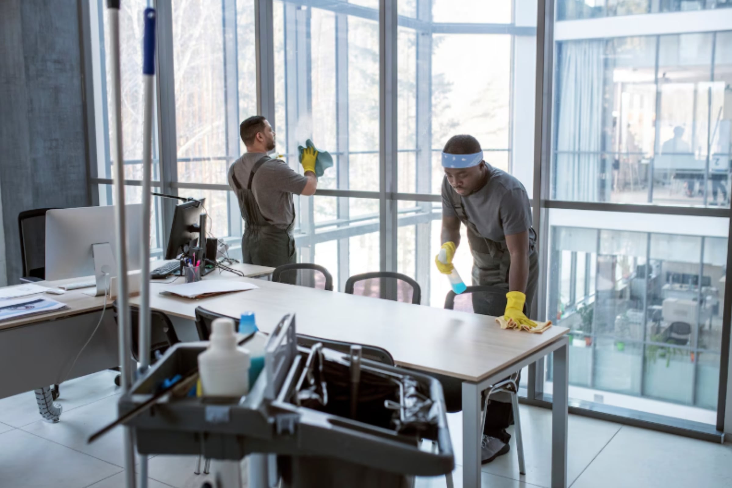 Decenas de empresas o personas naturales contratan personal para que realicen labores de limpieza en sus espacios. (Crédito: Freepik / Imagen referencial)