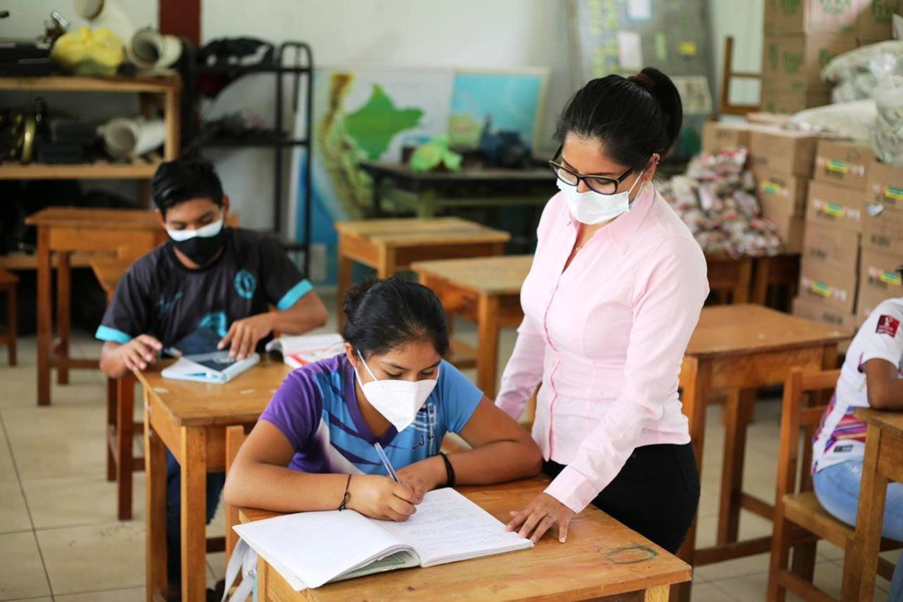 Congreso aprueba mejorar remuneración de auxiliares de educación nombrados y contratados. Foto: Andina