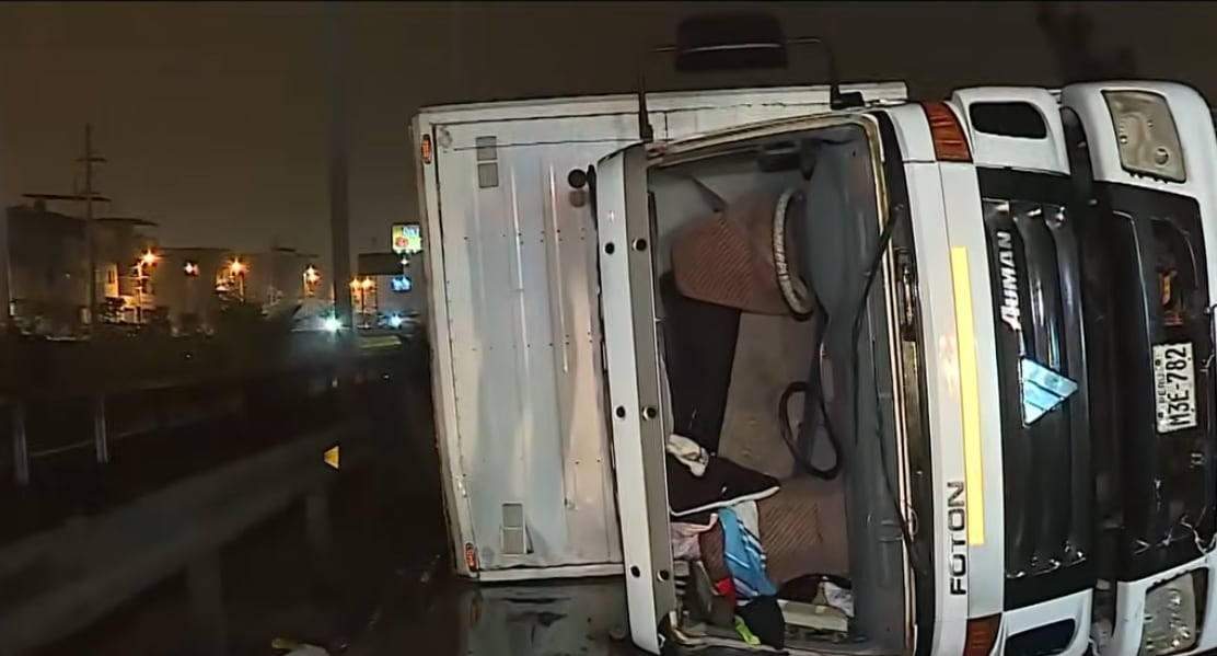 Volcadura de camión con pota en Villa El Salvador cierra dos carriles de la Panamericana Sur. (Foto: Difusión)