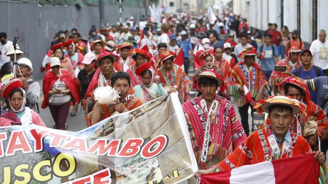Manifestantes que partieron de SJL y VMT llegan al Centro de Lima para protestas