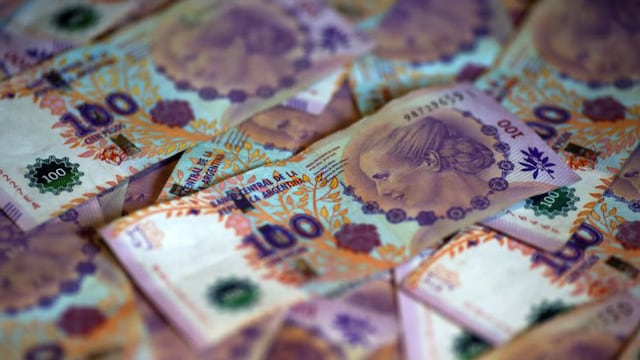 Argentinos huyen de depósitos bancarios tras descomunal recorte oficial de tasa: fuentes