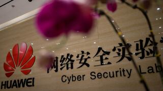 China llama a EE.UU. a corregir "errores" mientras restricción a Huawei altera cadenas de suministros