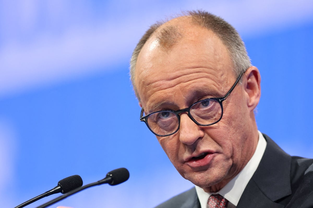 La economía se encuentra en un “riesgo sustancial”, dijo durante un diálogo con ciudadanos, señaló el canciller alemán, Friedrich Merz. (Alexandra BEIER / AFP)