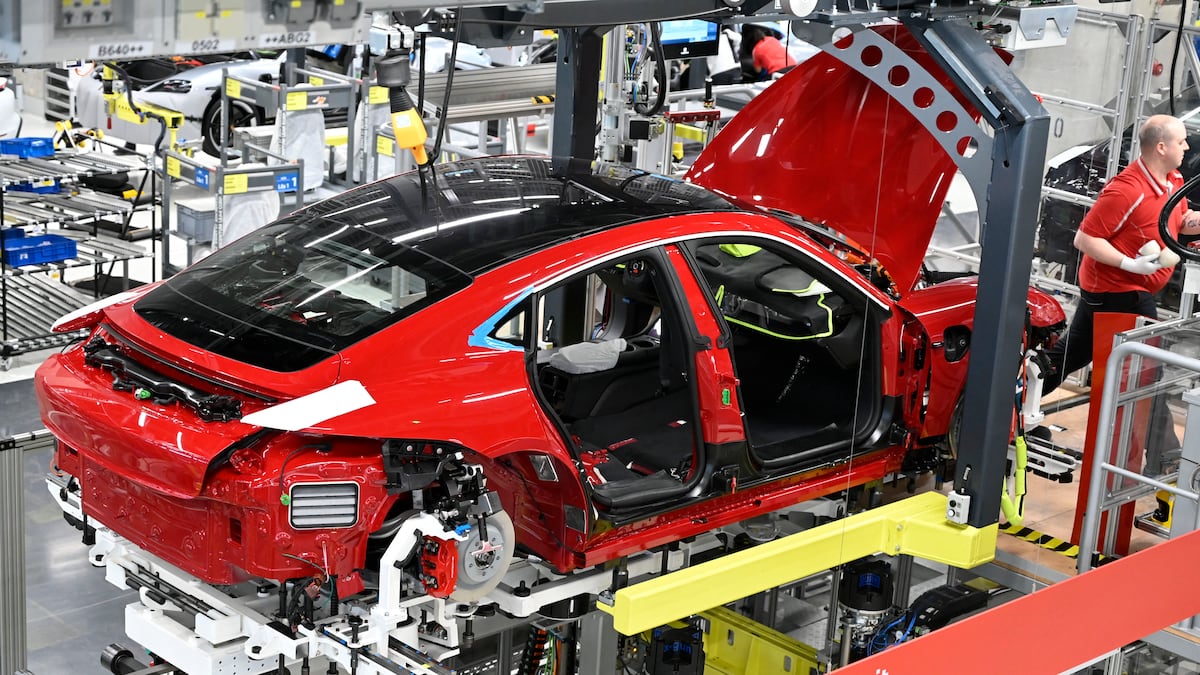 Porsche prevé dejar de producir su único modelo 100% eléctrico, ¿qué pasó?