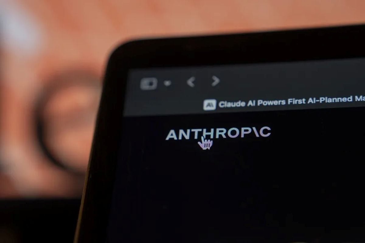 Anthropic describe ese escenario como el momento en que una IA pueda “diseñar de forma autónoma una nueva generación de modelos más capaces”. Foto: EFE.