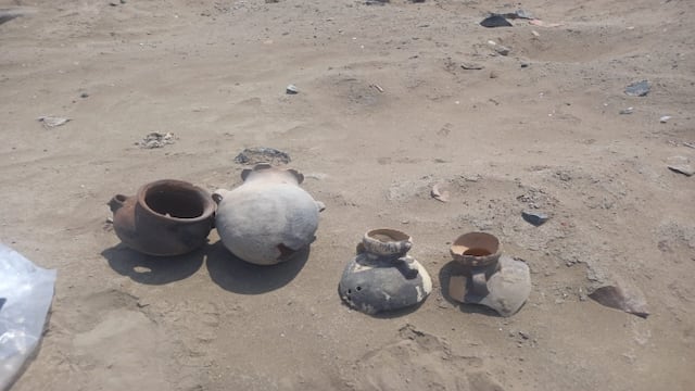 Arqueólogos peruanos hallan diez vasijas de cerámica de una cultura prehispánica en Lima