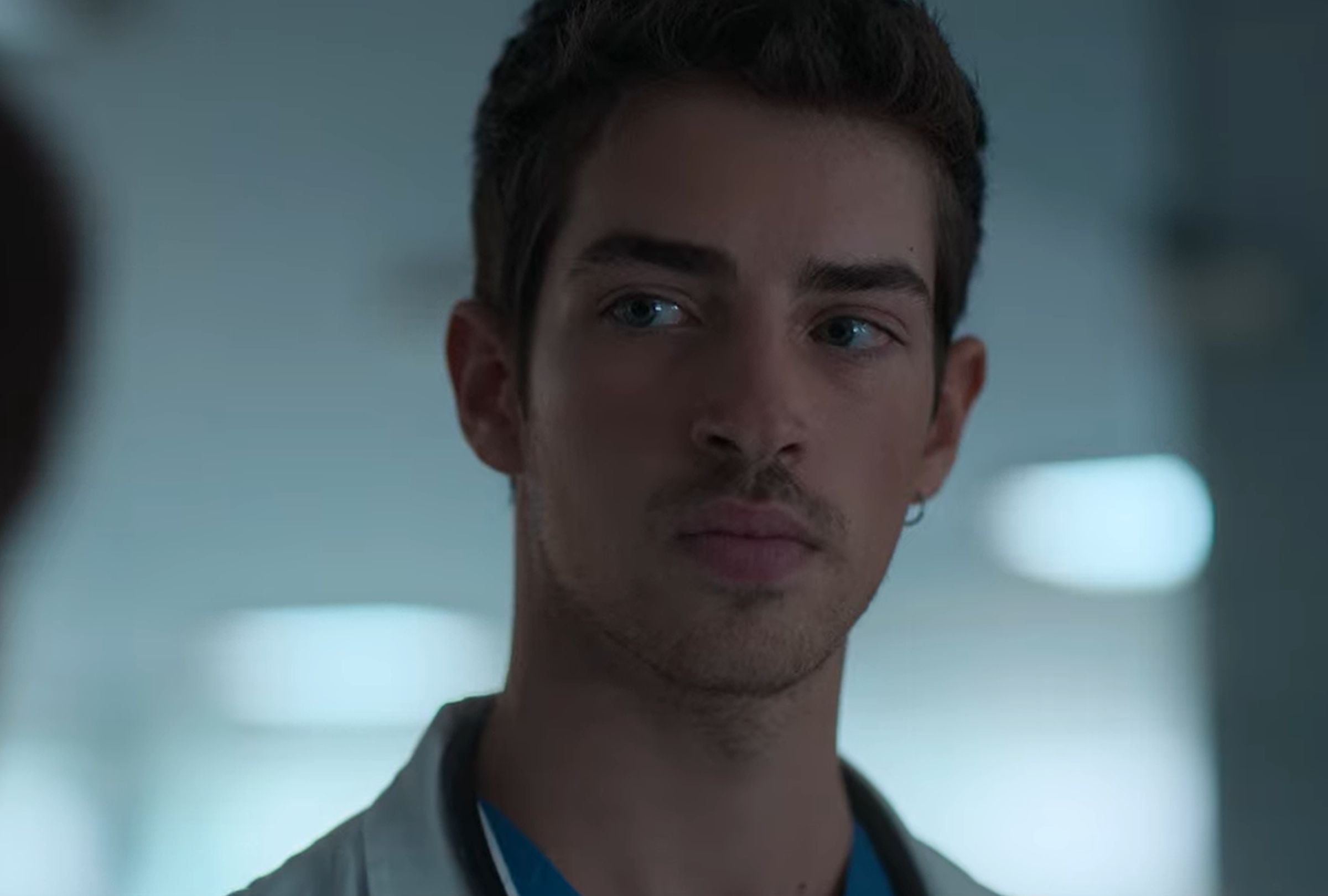 Manu Ríos asume el rol de Biel de Felipe, un residente de oncología que se estrena en el hospital en plena huelga, en la serie "Respira" (Foto: El Desorden Crea)
