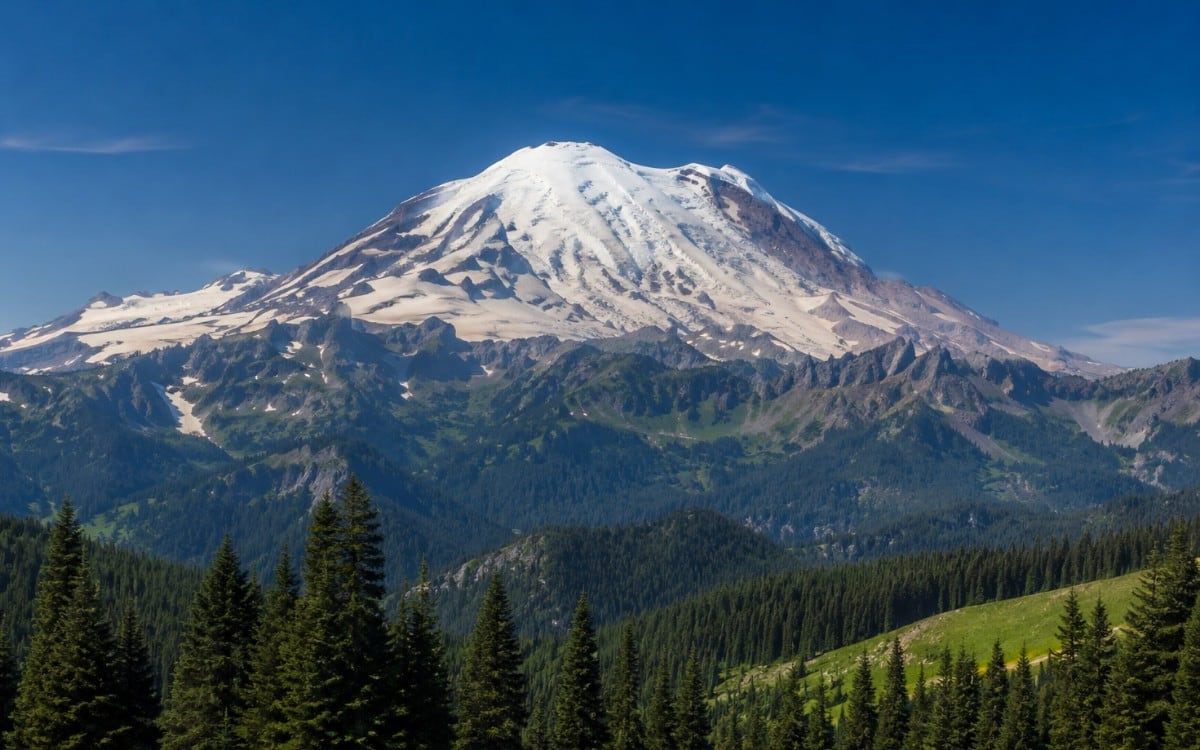 El Monte Rainier, ubicado en Washington, es considerado por muchos especialistas como el volcán más peligroso de Estados Unidos. (Foto: Imagen creada por El Comercio MAG usando Gemini)