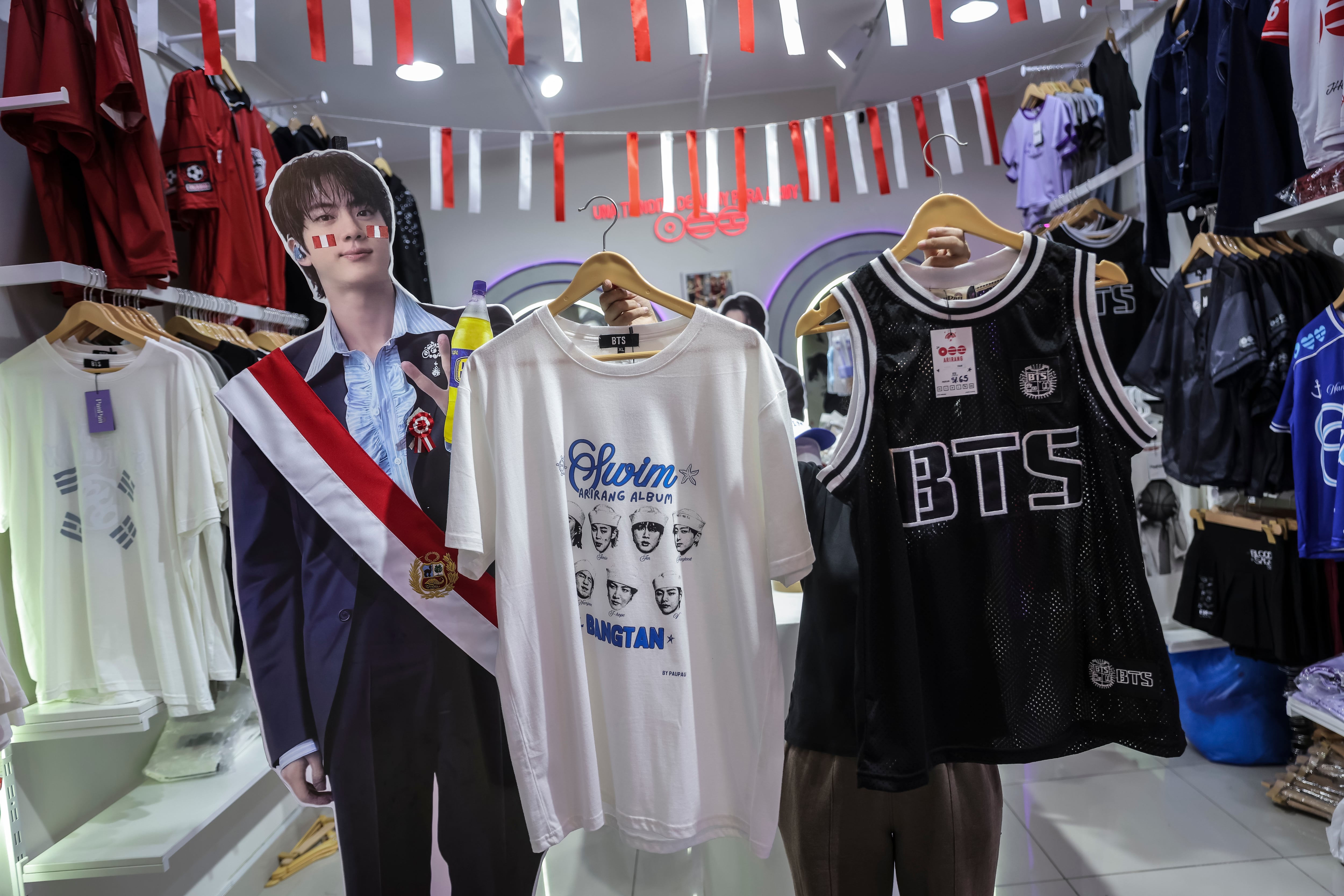 En negocios de Lima, la fiebre por BTS también se viste: polos, poleras, casacas y accesorios inspirados en el grupo surcoreano. (Foto: Joel Alonzo)