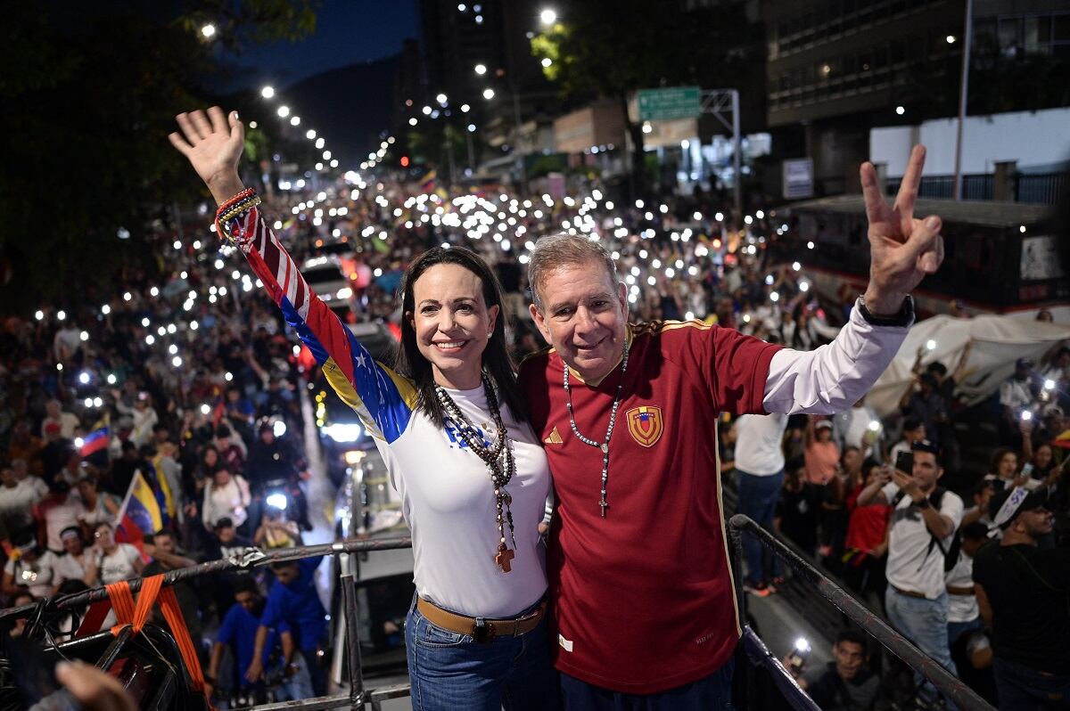 El candidato presidencial venezolano Edmundo González y la líder opositora María Corina Machado asisten a un mitin de campaña en Caracas, el 4 de julio de 2024. (Foto de Gabriela ORAA / AFP)