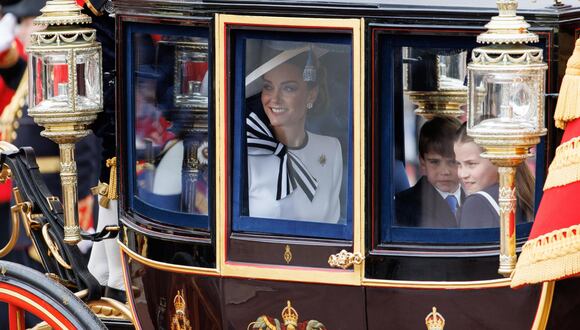 La Princesa Catalina de Gales de Gran Bretaña sonríe mientras viaja con el Príncipe Luis y la Princesa Charlotte desde el Palacio de Buckingham hasta el Desfile de los Guardias de Caballos. Foto: EFE