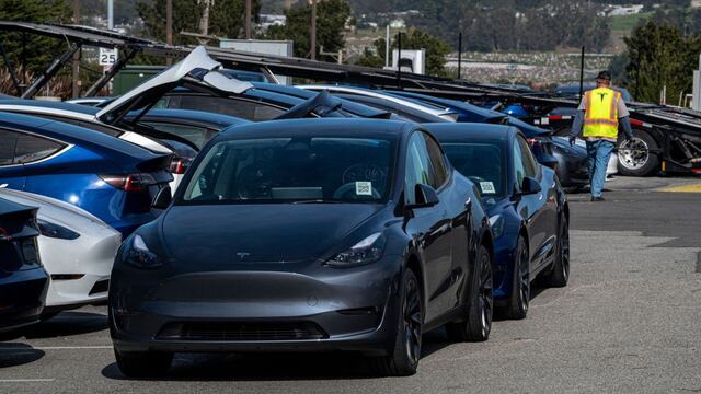 Tesla y GM buscan asegurar metal para baterías en eventos mineros