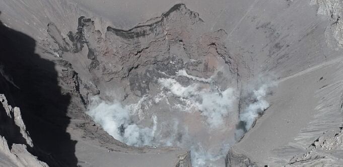 Vulcanólogos del IGP desplegaron un vehículo aéreo no tripulado con el fin de identificar la estructura del cráter y la presencia o no de lava. (Foto: IGP)