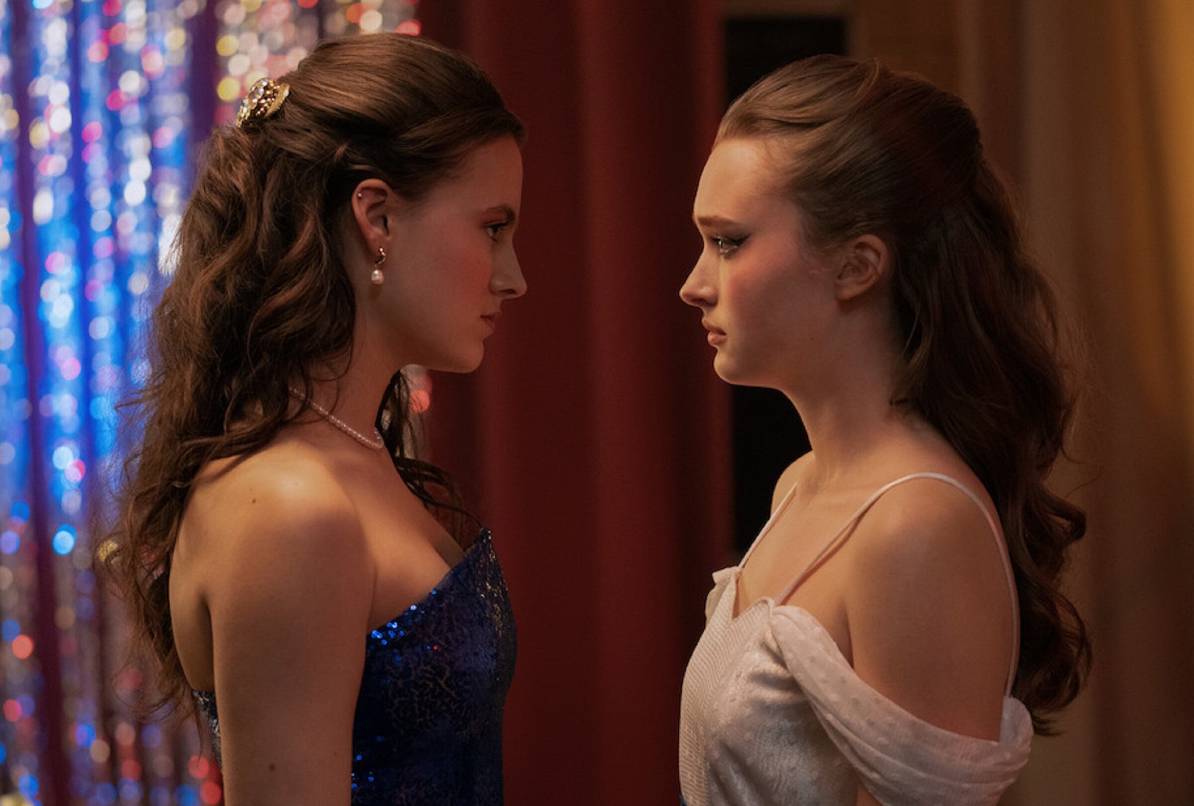 Fina Strazza interpreta a Tiffany Falconer y India Fowler interpreta a Lori Granger en la película "Fear Street: Prom Queen" (Foto: Netflix)