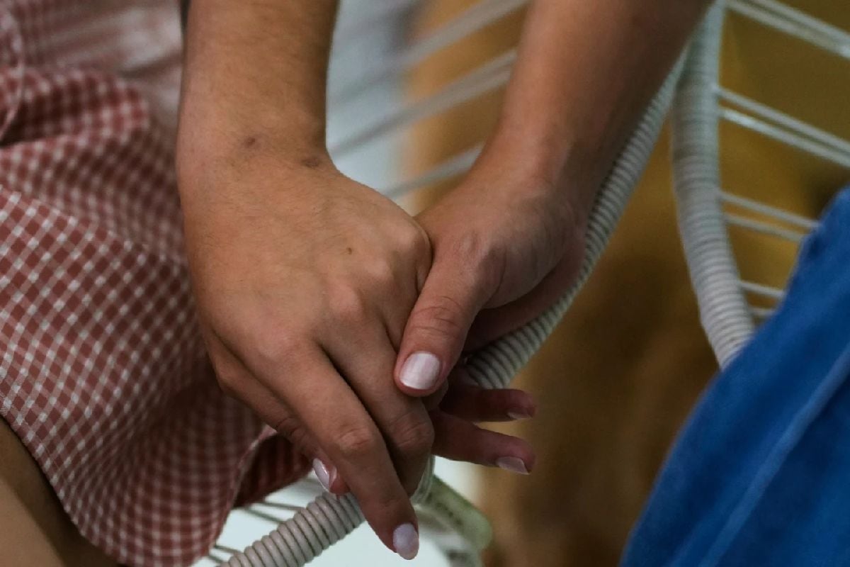Las recién casadas Scarlett Rocha y Fabiana Justiniano se toman de la mano en Santa Cruz, Bolivia, el sábado 15 de agosto de 2026. (Foto: AP/Juan Karita)