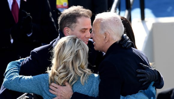 El presidente de los Estados Unidos, Joe Biden (derecha), abraza a su hijo Hunter Biden y a la primera dama Jill Biden, después de prestar juramento el 20 de enero de 2021. (Foto de Olivier DOULIERY / AFP).