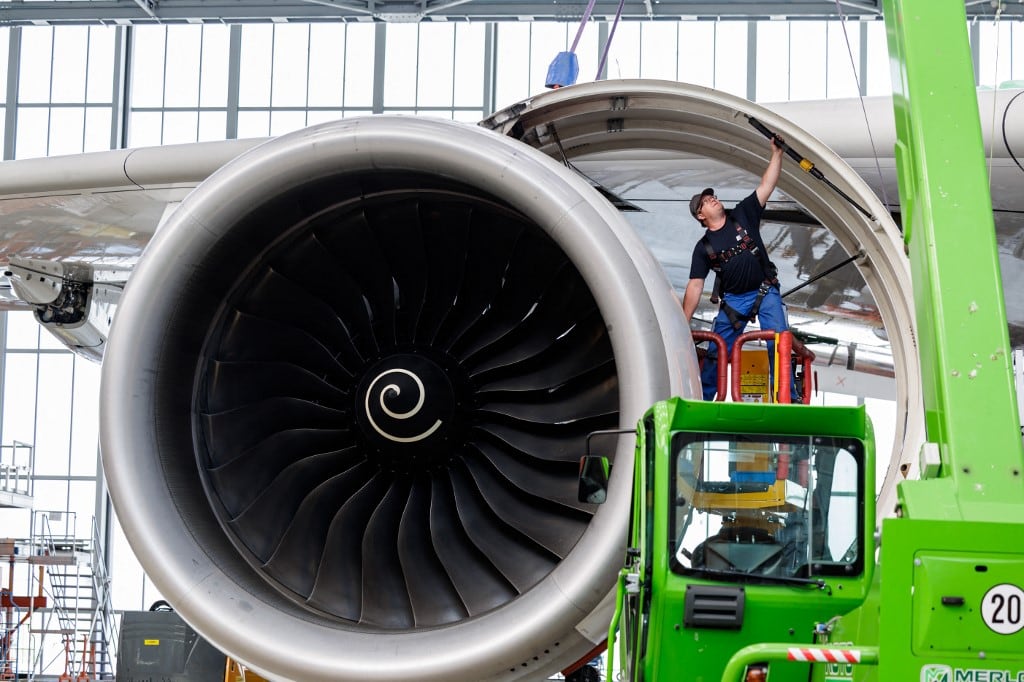 Un empleado de Elbe Flugzeugwerke GmbH trabaja en el motor de un avión Airbus A380 de Lufthansa en Dresde, Alemania Oriental, el 27 de mayo de 2026. (Foto referencial de Jens Schlüter / AFP)