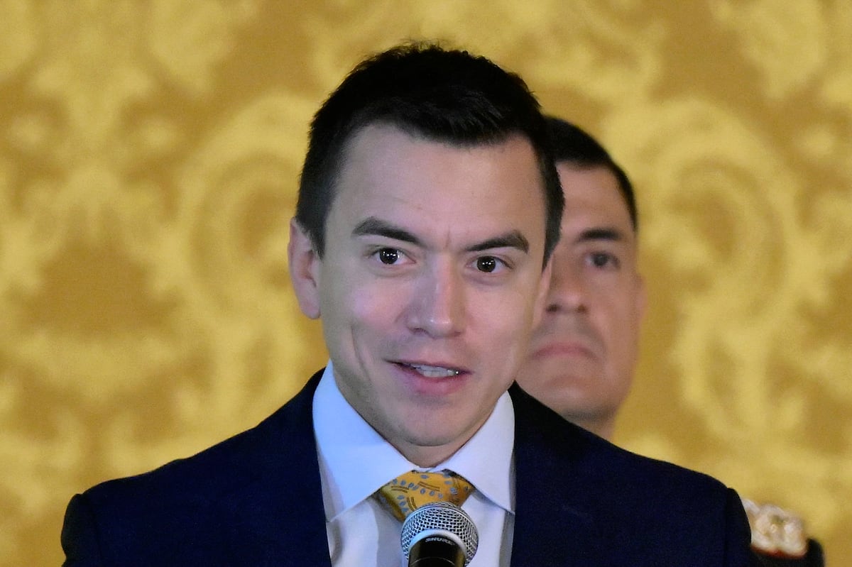 El presidente de Ecuador, Daniel Noboa, habla durante la ceremonia de cambio de jefes de las fuerzas armadas en el Palacio de Carondelet en Quito el 30 de noviembre de 2023. (Foto de Rodrigo BUENDIA / AFP).