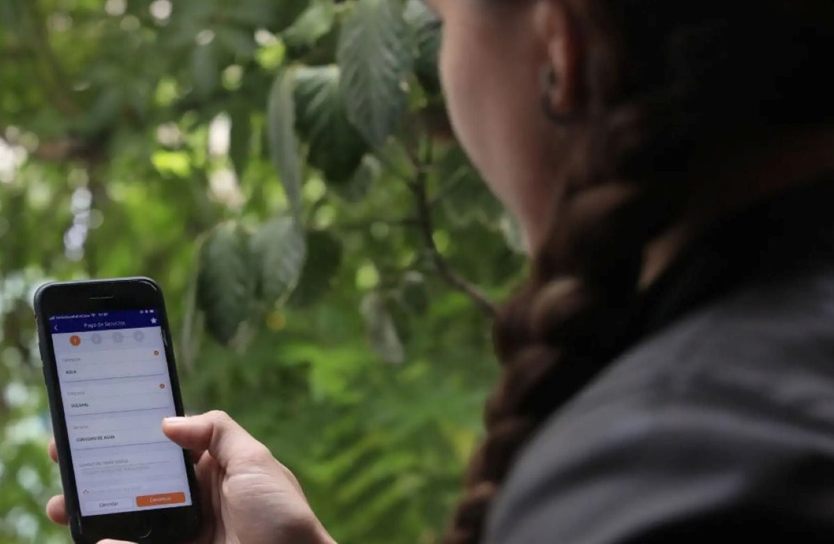 La autogestión digital permite a los consumidores realizar consultas y pagos sin depender de los horarios tradicionales de atención. Foto: Andina.