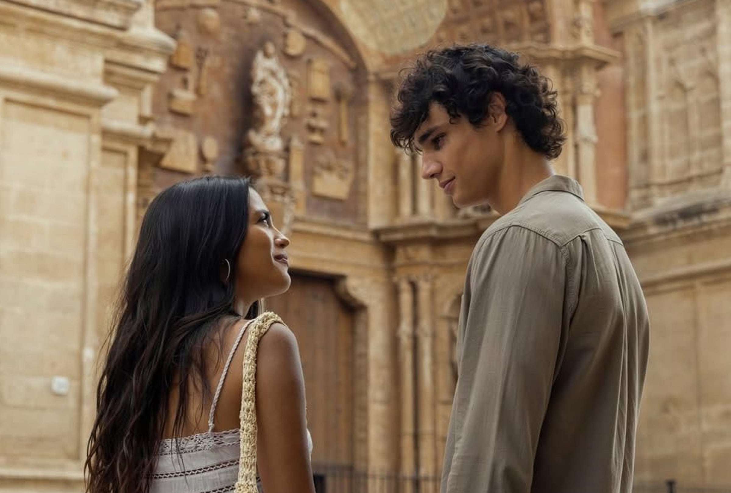 Oriah "Ry" Pera (Maia Reficco) y Juliàn García (Fernando Lindez) viven un inesperado romance en la película "Sunrise: El último amanecer" (Foto: Amazon Prime Video)