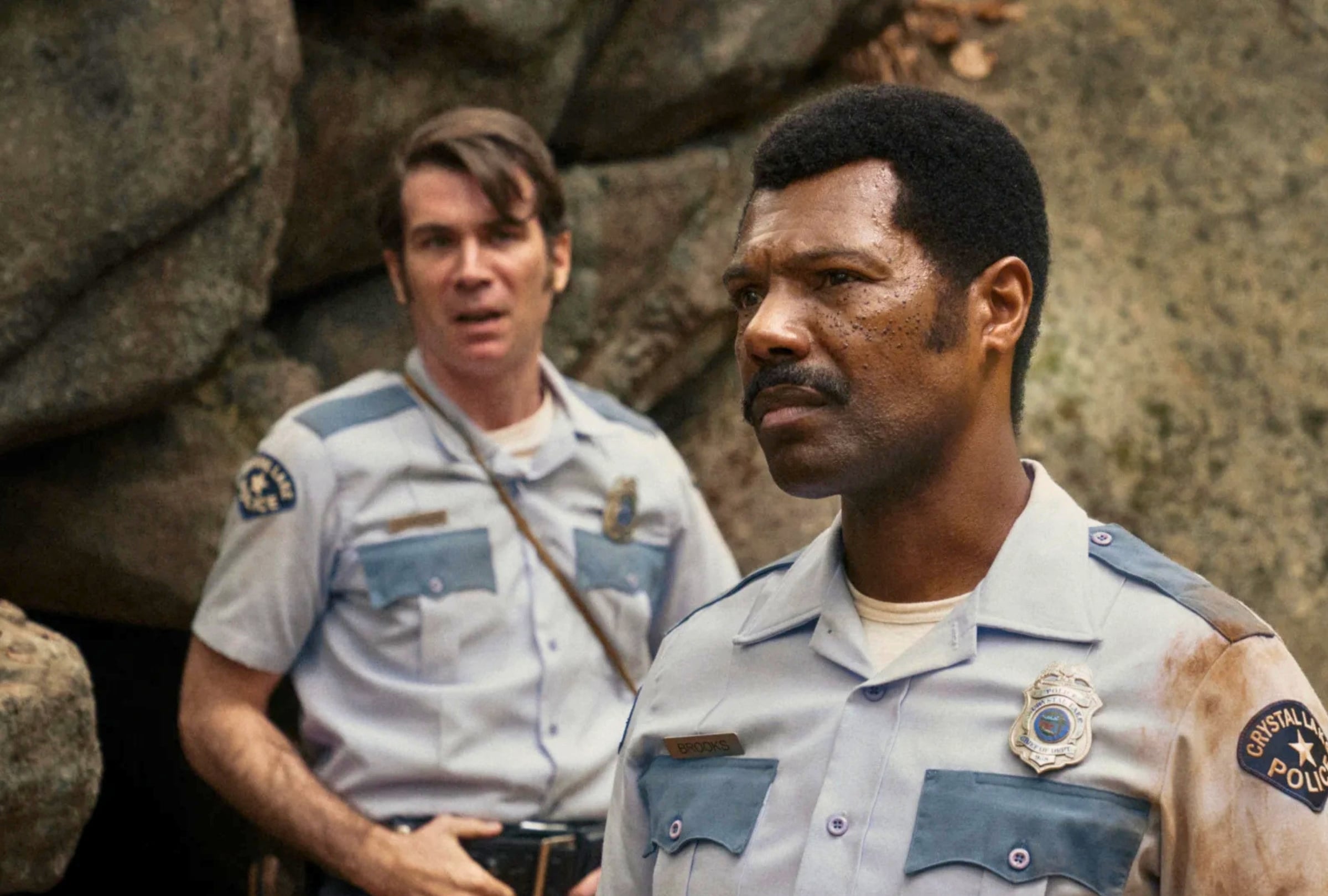 Cameron Scoggins como Dorf y William Catlett como Levon Brooks en una escena de la serie de terror "Crystal Lake" (Foto: A24 / Peacock / Sky / HBO Max)