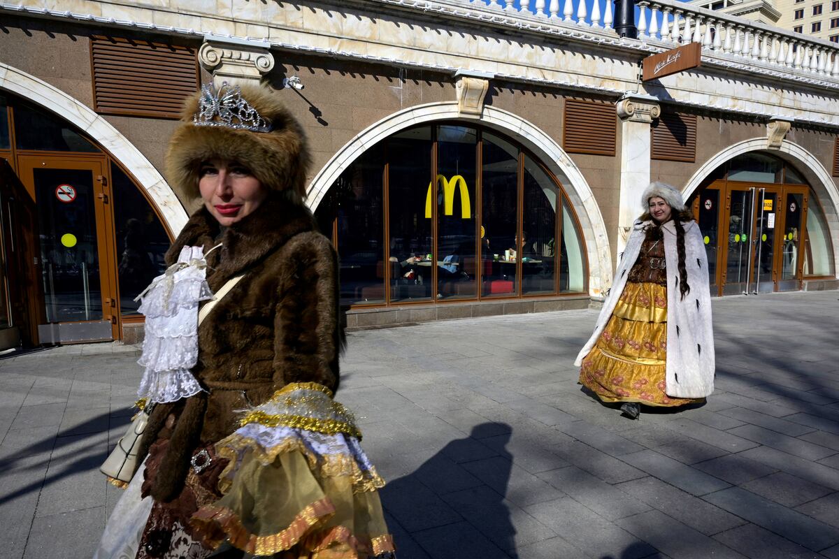 Mujeres caminan frente a un restaurante McDonald's en el centro de Moscú el 9 de marzo de 2022. (Foto: AFP)