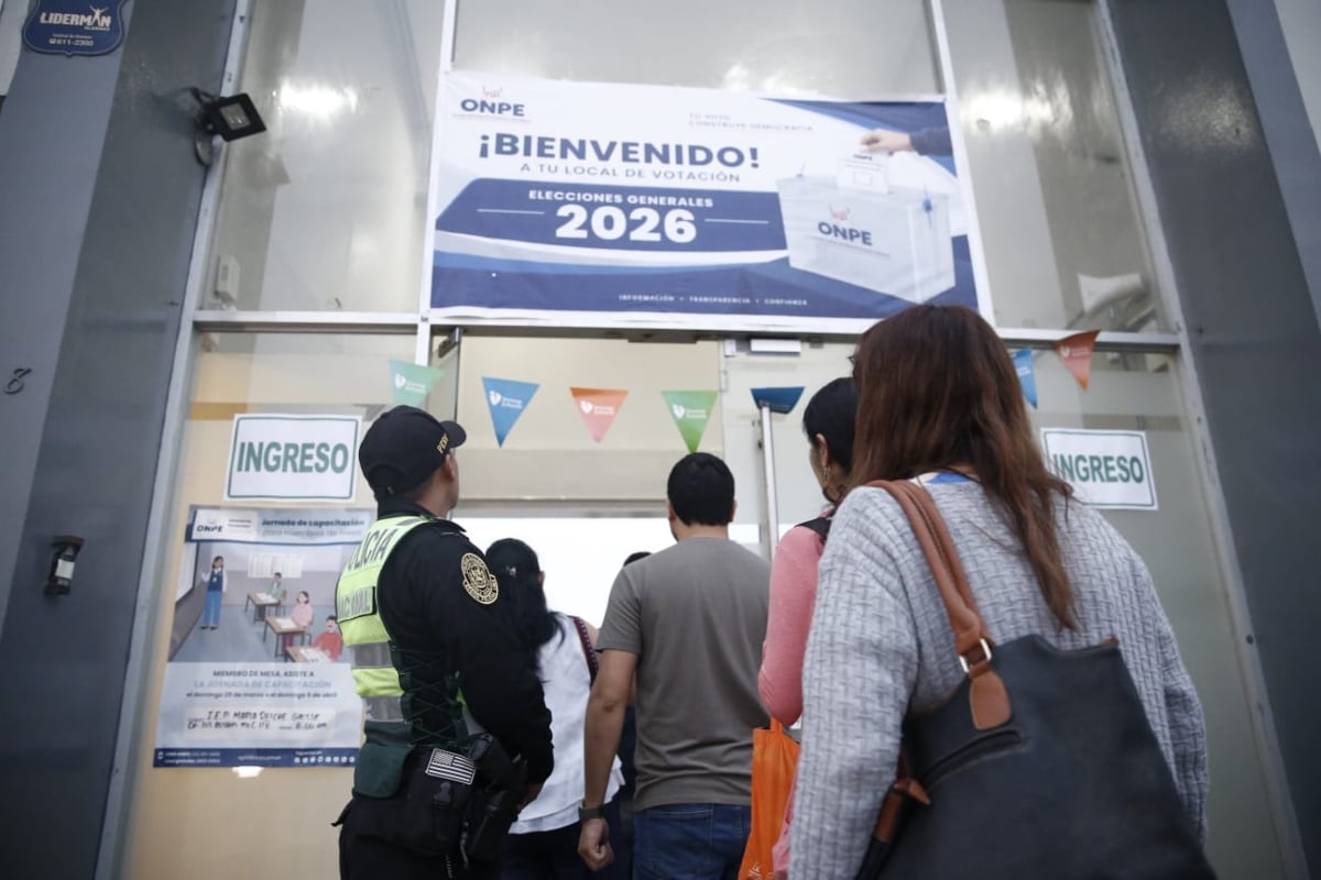 Miembros de mesa y electores ingresan a un local de votación para participar en las elecciones generales 2026. (Foto: César Campos/ @photo.gec)