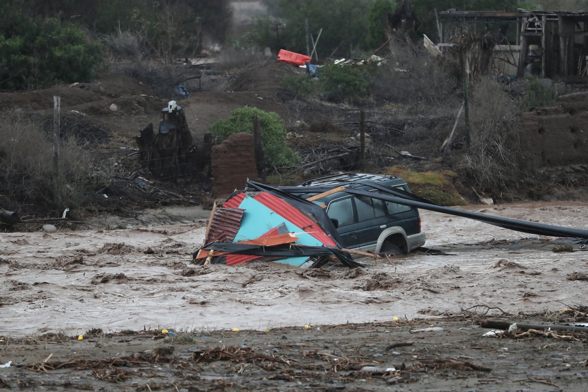 Un vehículo afectado por el desborde de la quebrada Santa Gracia en el sector El Islón, en La Serena, Chile, el 21 de julio de 2026. (Hernán Contreras / EFE)