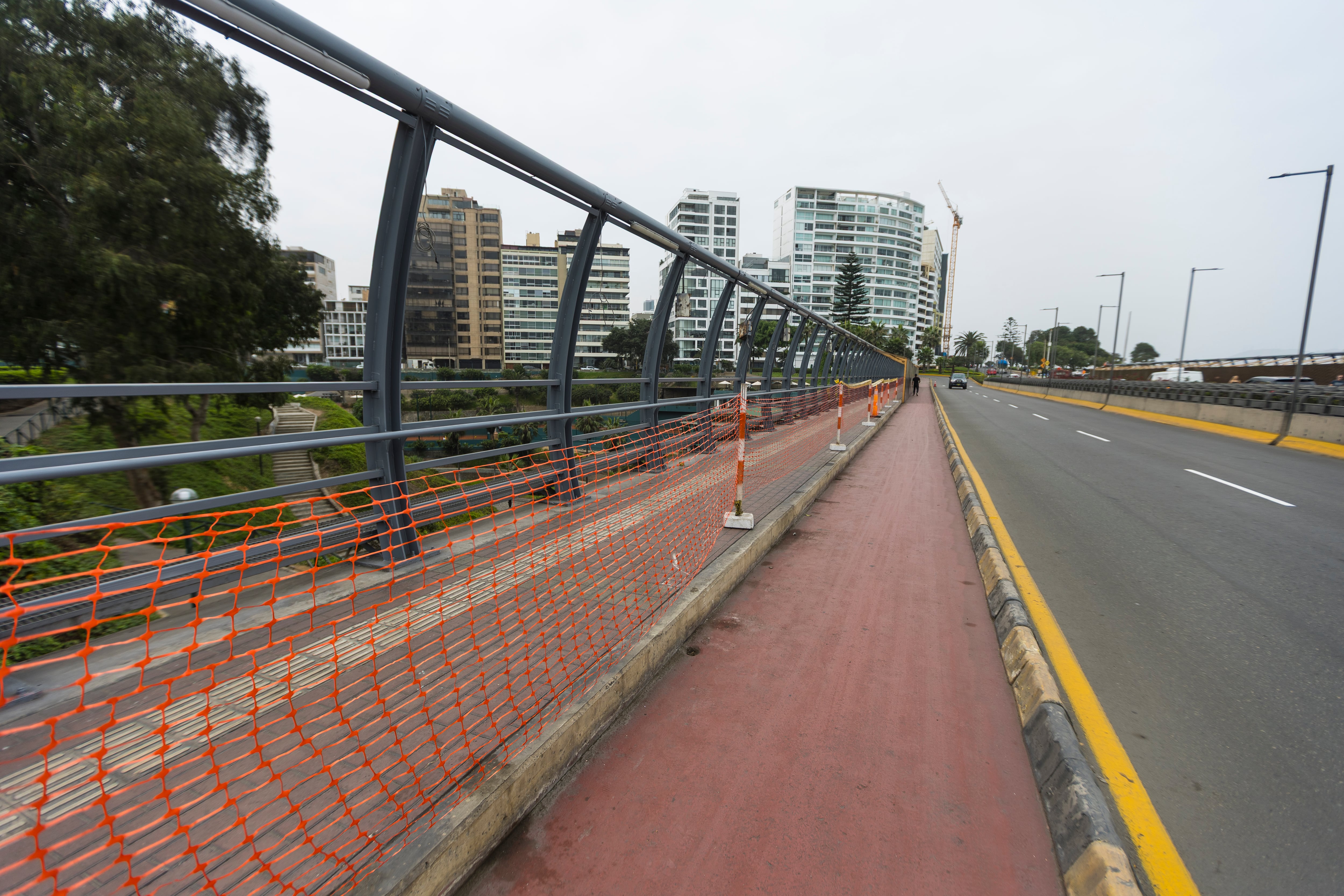 Se cambiarán los acrílicos por láminas de policarbonato plus, según la Municipalidad de Miraflores. Foto: Mario Zapata - GEC