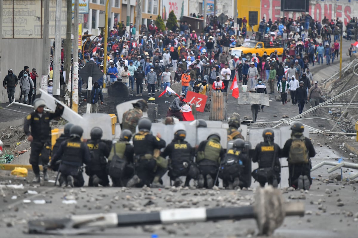 En Arequipa, el despliegue policial también será en cinco puntos de control de identificación en las vías de comunicación interregional, ante la convocatoria de la protesta tercera Toma de Lima. (Foto de Diego Ramos / AFP)