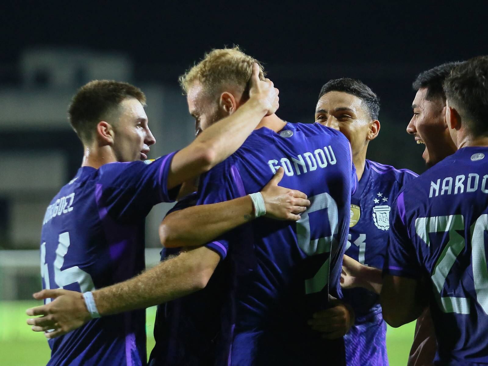 Argentina se ilusiona con la clasificación a la fase final luego de vencer por 2-0 a Perú en el grupo B del Torneo Preolímpico Sub-23. (Foto: AFP)