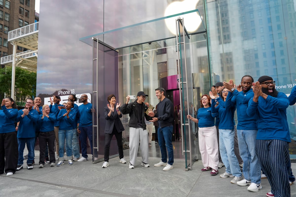 El director general de Apple, John Ternus (c-d); Harry Sun (c), primera persona en comprar el iPhone 18 Pro, y la vicepresidenta de Apple, Deirdre O'Brien (c-i), reaccionan durante el lanzamiento del Iphone 18 Pro y Pro Max este viernes, en la entrada de la icónica tienda de la Quinta Avenida en Manhattan, Nueva York (Estados Unidos). Cientos de personas desafiaron las bajas temperaturas matutinas en el corazón de Manhattan para hacerse con los nuevos modelos de Apple, los iPhone 18Pro. EFE/ Ángel Colmenares
