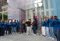 CEO de Apple Ternus inaugura venta del iPhone 18 Pro ante una multitud en Nueva York