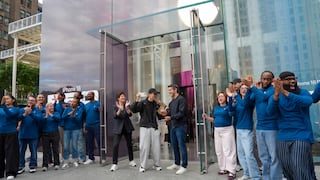 CEO de Apple Ternus inaugura venta del iPhone 18 Pro ante una multitud en Nueva York