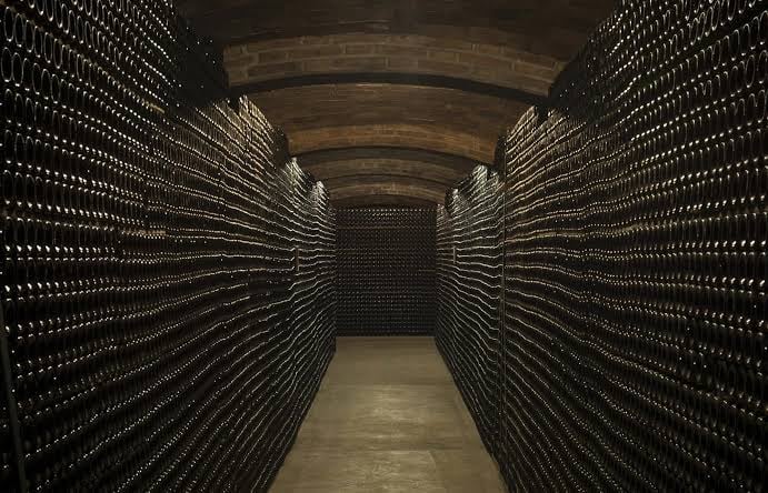 " Corpinnat es una marca colectiva que reúne a bodegas comprometidas con la viticultura ecológica, la vendimia manual y la elaboración íntegra de sus espumosos en la propia bodega. "