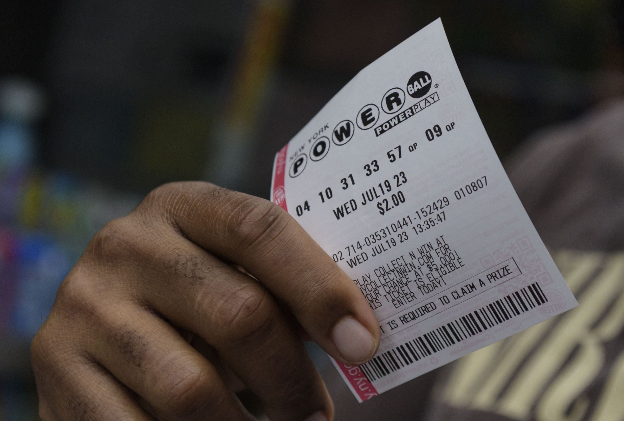 En esta nota conocerás los resultados del sorteo del Powerball del sábado 3 de enero y descubrir si alguien se quedó con el premio mayor. (Foto: Angela Weiss / AFP)