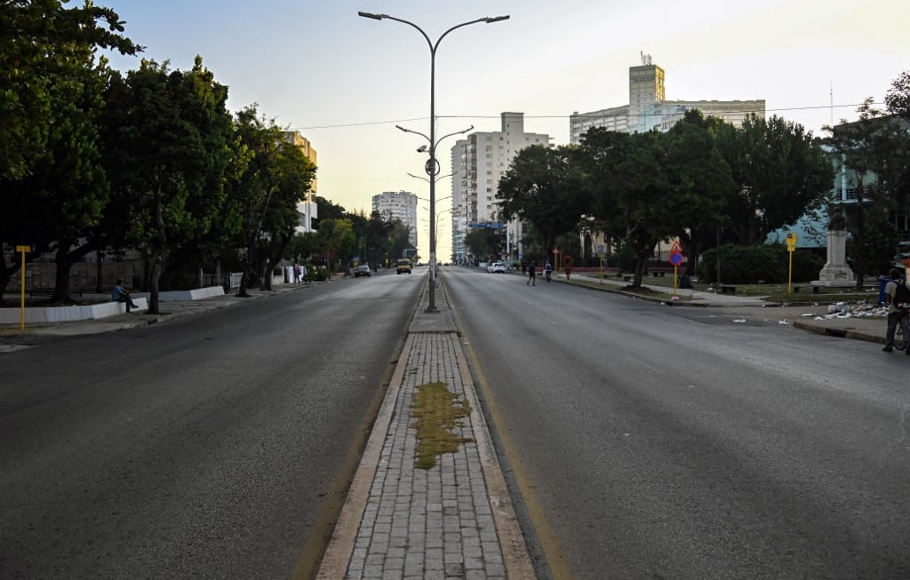 Una avenida está casi vacía en La Habana el 16 de febrero de 2026. (Foto de YAMIL LAGE / AFP)