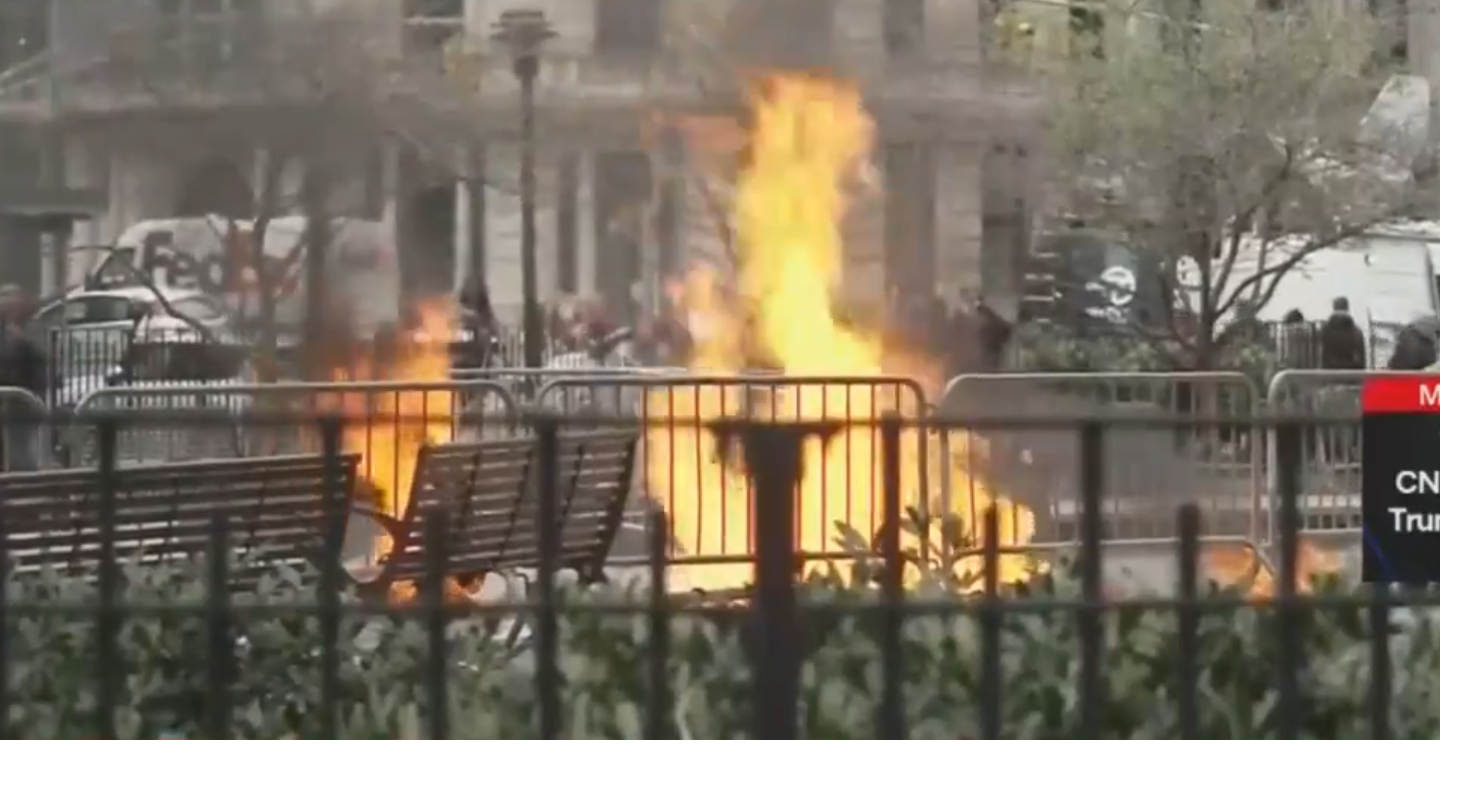 Afueras de la corte donde se juzga a Trump en New York un hombre se prendió fuego. (Foto: Captura de video CNN)