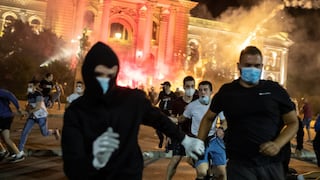 ¿Por qué el coronavirus ha desencadenado violentas protestas en Serbia?