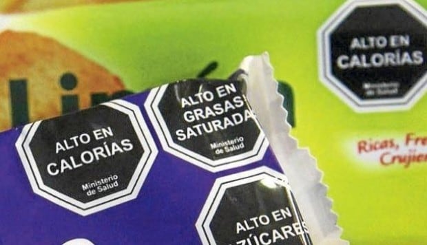 Chile fue el primer país del mundo en implementar en 2016 un sistema obligatorio de sellos frontales en alimentos y bebidas para advertir sobre componentes nutricionales. (Foto: GEC)