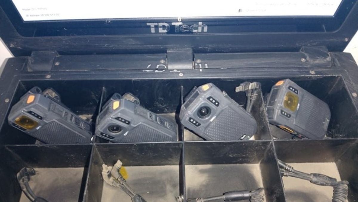 Contraloría detectó ampliaciones de plazo sin sustento y compras fraccionadas en la adquisición de bodycams para comisarías del programa Barrio Seguro.