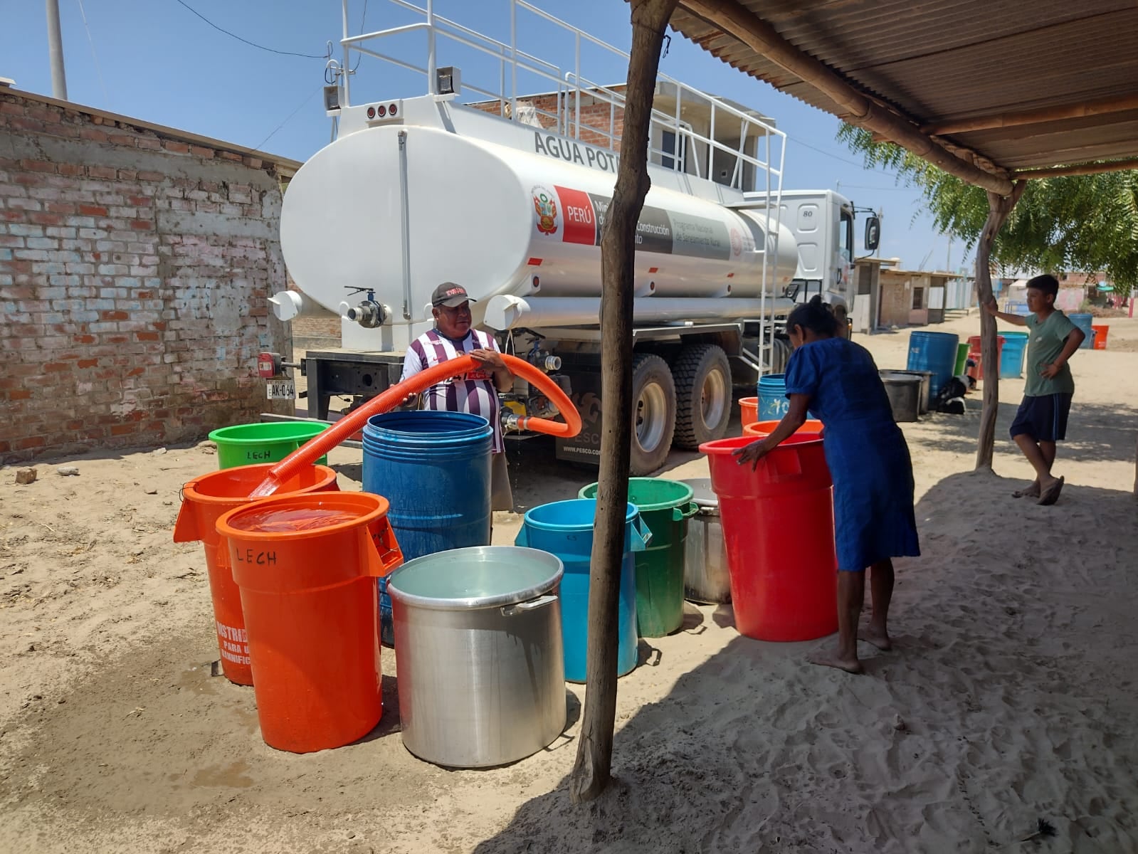 Distribución gratuita de agua potable a los piuranos. (Foto: difusión)