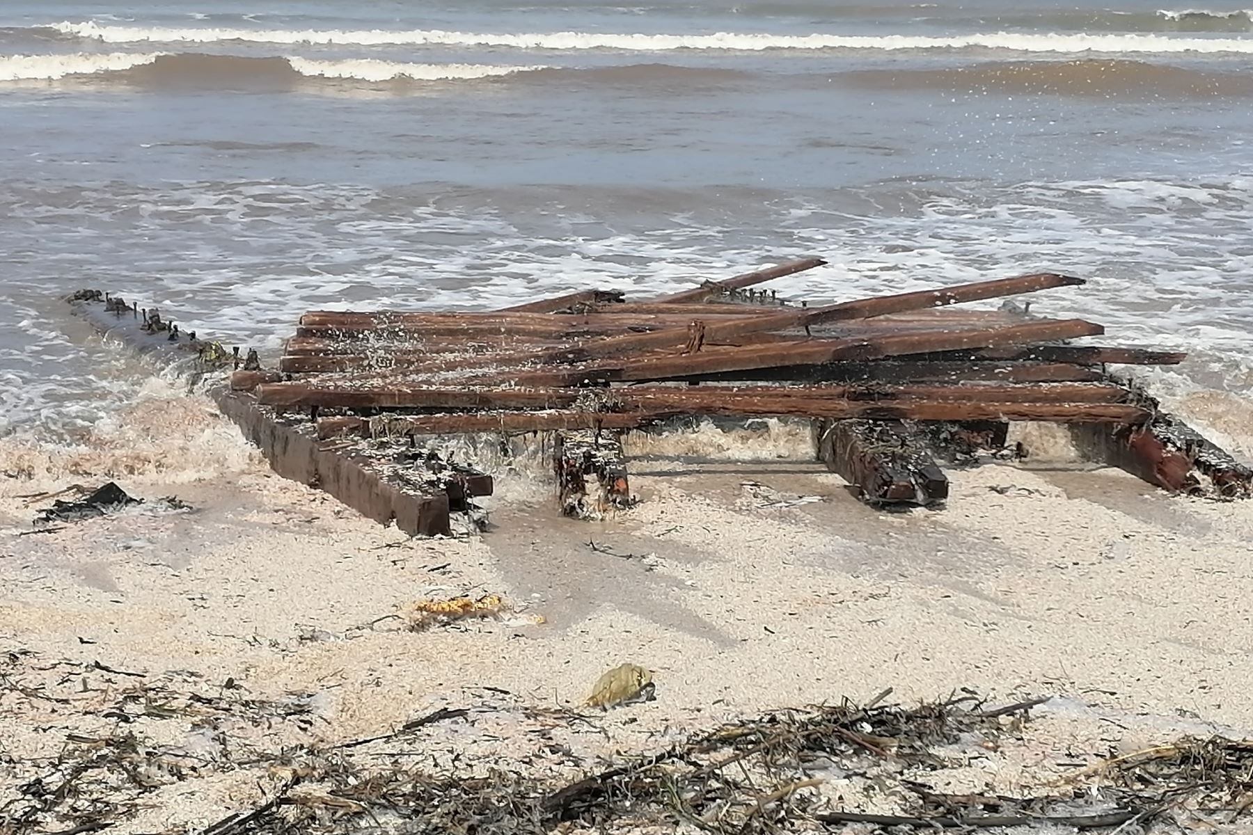 El muelle fiscal, que sufrió daños por fuertes oleajes, fue utilizado para el traslado y exportación de algodón, pisco y guano de la isla. (Foto: Andina)