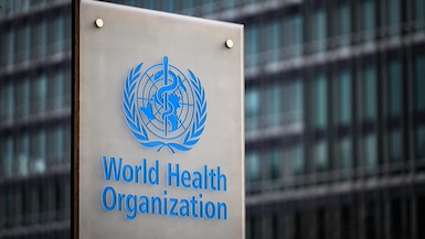 Un cartel de la Organización Mundial de la Salud (OMS) en su sede en Ginebra, el 7 de diciembre de 2021. (Fabrice COFFRINI / AFP)