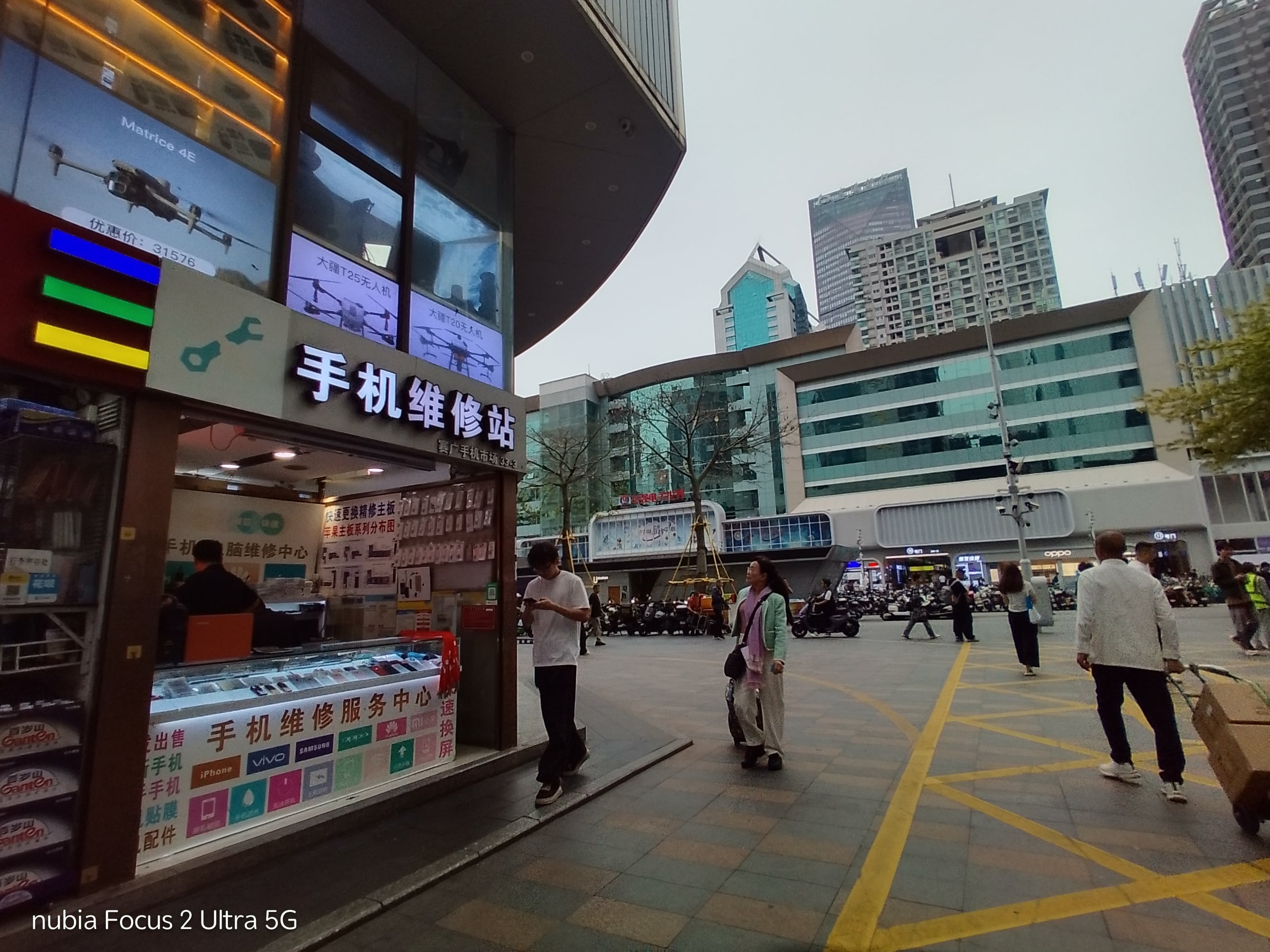 En Huaqiangbei, se pueden encontrar locales de venta y reparación de artículos electrónicos, al igual que en Las Malvinas, de Lima. Foto: GEC.