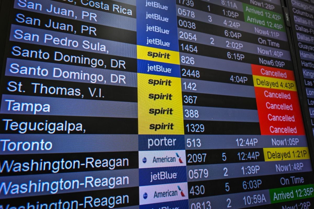 Las pantallas de información de vuelos muestran las cancelaciones de Spirit Airlines en el Aeropuerto Internacional de Fort Lauderdale-Hollywood, en Fort Lauderdale, Florida, el 2 de mayo de 2026 (Foto: Giorgio Viera / AFP)