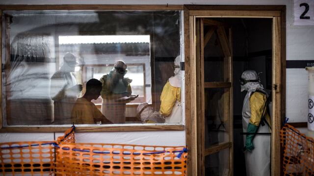 Ébola podría estar latente en curados hasta cinco años y propiciar brotes