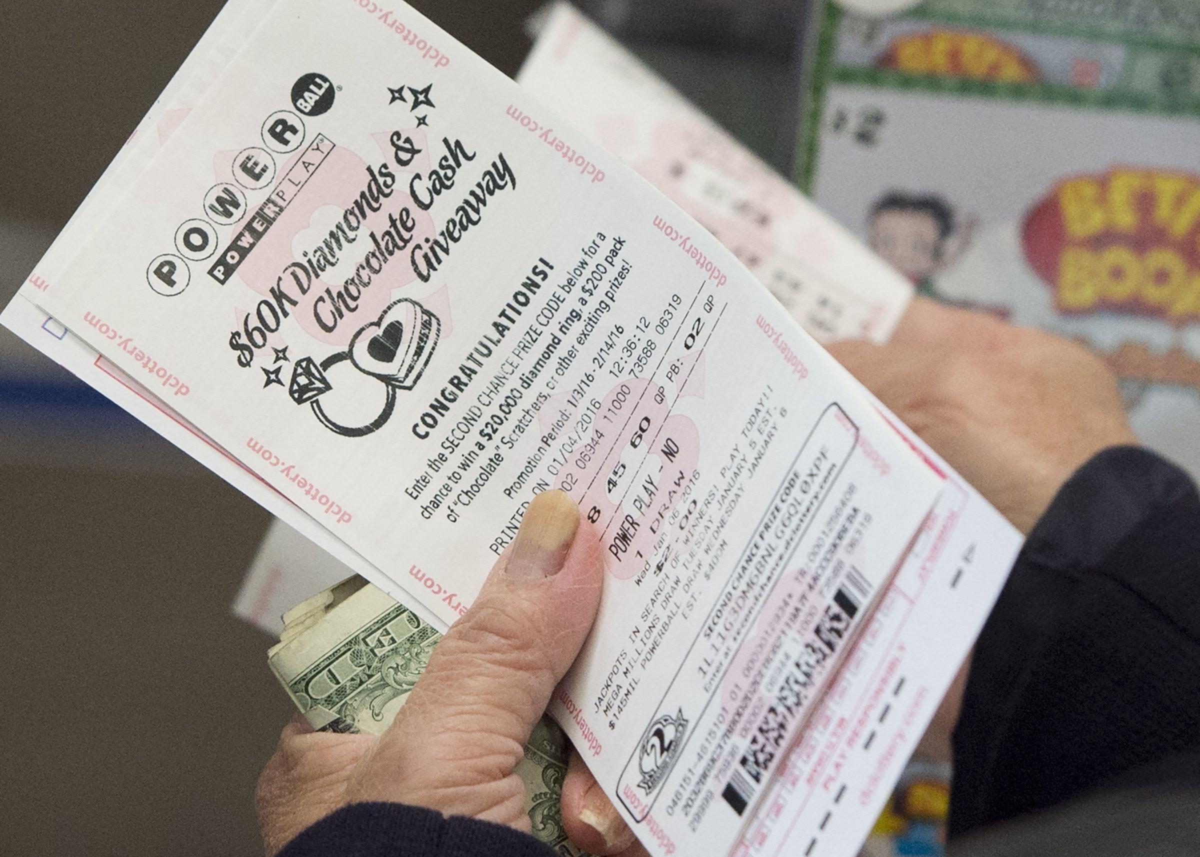 Por lo general, los participantes del Powerball pueden reclamar un premio de hasta $600 en cualquier lotería autorizada de la jurisdicción donde compraron el boleto. (Foto: SAUL LOEB / AFP)