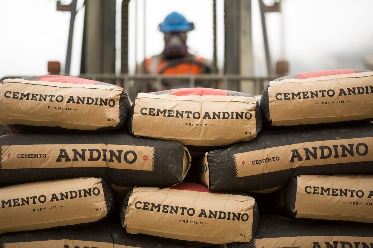 Unacem opera en el mercado peruano con las marcas de cemento Andino y Sol.